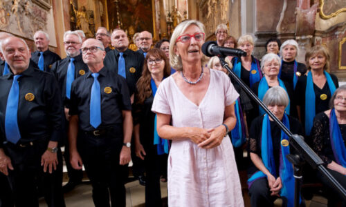 Kulturreferentin Ursula Schaller begrüßt Chor und Zuschauer