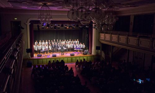 Deborah Woodson und ihre Gospelmates mit The Sweet60s beim Konzert in Kaufbeuren