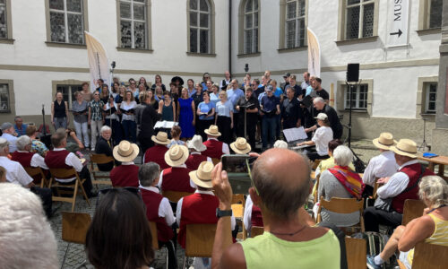 the sweet60s mit Chorleiter Michael Armann bei den Chortagen 2024 in Füssen. Zum 150 jährigen Jubiläum des Sängerkreises Ostallgäu traten 20 Chöre an verschiedenen Plätzen in der Altstadt von Füssen auf.