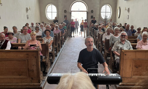 the sweet60s mit Chorleiter Michael Armann bei den Chortagen 2024 in Füssen. Auftritt in der Krippkirche.