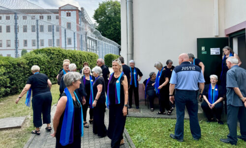 Der Landsberger Chor the sweet60s gab in seiner sächsischen Partnerstadt Waldheim in der JVA ein Gospelkonzert für die Gefangegen