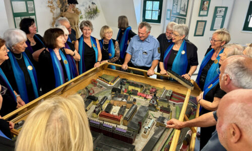 Der Landsberger Chor the sweet60s gab in seiner sächsischen Partnerstadt Waldheim in der JVA ein Gospelkonzert für die Gefangegen