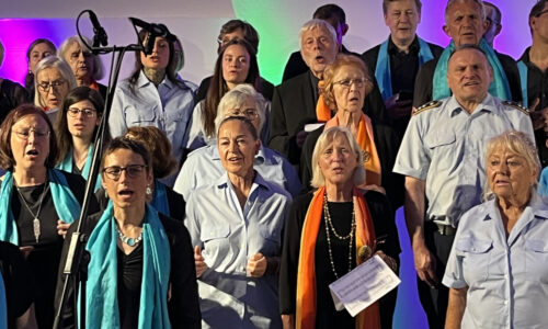 Der Landsberger Gospelchor the sweet60s in der vollbesetzten Christuskirche beim 5. Gospelfestival in der Christuskirche in Kaufbeuren / Neugablonz