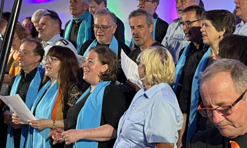 Der Landsberger Gospelchor the sweet60s mit Chorleiter Michael Armann beim 5. Gospelfestival in der Christuskirche in Kaufbeuren / Neugablonz