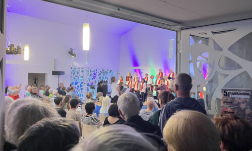 Der Landsberger Gospelchor the sweet60s beim 5. Gospelfestival in der Christuskirche in Kaufbeuren / Neugablonz