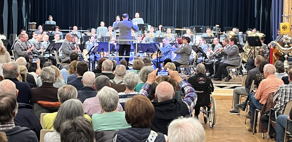 Musikkorps_GP Gebirgsmusikkorps der Bundeswehr Garmisch-Partenkirchen bei einem Benefizkonzert im Bürger- und Vereinsheim in Denklingen, bei dem auch der Landsburger Gospelchor the sweet60s die Zuschauer begeisterete.