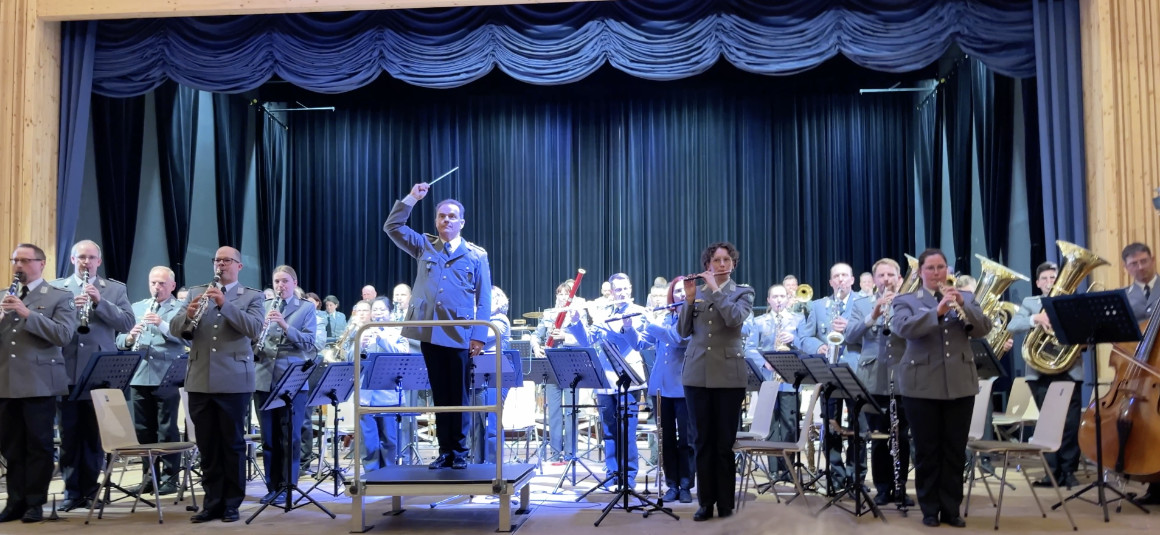 Gebirgsmusikkorps Garmisch-Partenkirchen Gebirgsmusikkorps der Bundeswehr Garmisch-Partenkirchen bei einem Benefizkonzert im Bürger- und Vereinsheim in Denklingen, bei dem auch der Landsburger Gospelchor the sweet60s die Zuschauer begeisterete.