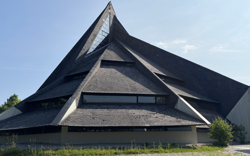 Kirche Windach aussen_02 Die vom Münchener Architekten Josef Wiedemann entworfene und 1971 eingeweihte Autobahnkirche Maria am Wege in Windach