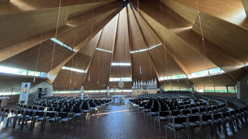 Die vom Münchener Architekten Josef Wiedemann entworfene und 1971 eingeweihte Autobahnkirche Maria am Wege in Windach