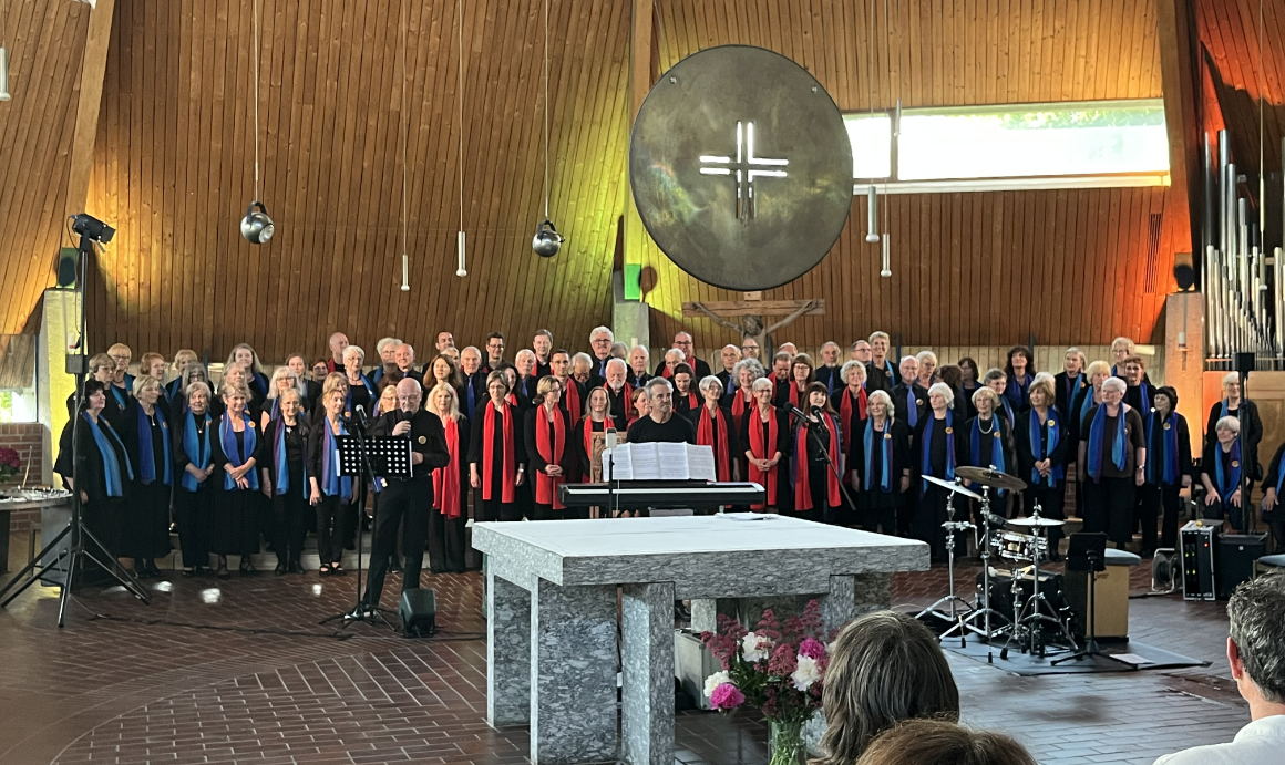 Gospelabend der zwei Chöre. Der Gospelchor Stephanus Voices war zu einem gemeinsamen Konzert mit dem Landsberger Gospelchor the sweet60s in die Autobahnkirche Maria am Wege nach Windach geladen.