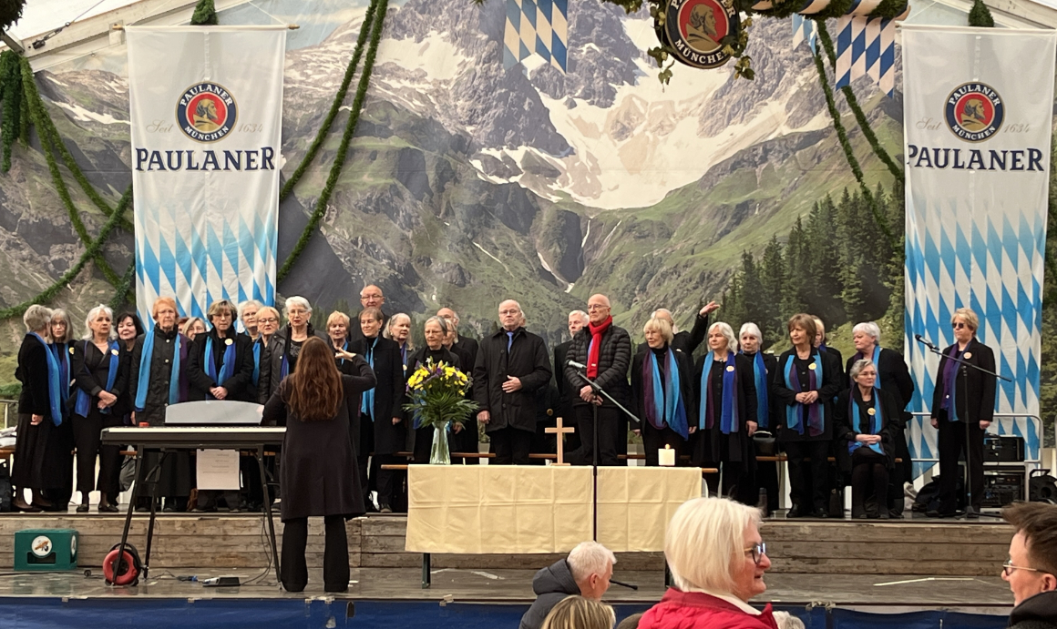 Den diesjährigen Gottesdienst zum Auftakt der Landsberger Wies'n zelebrierte Stadtpfarrer Lichteneber mit musikalischer Begleitung des Landsberger Gospelchors the sweet60s.