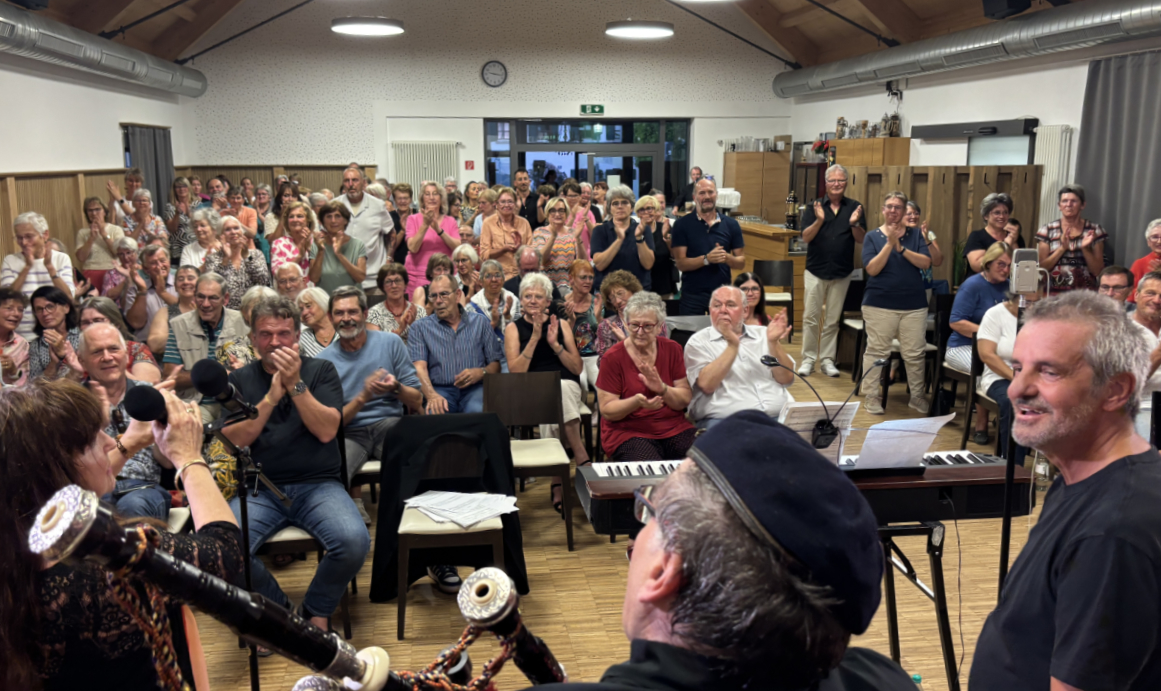 Schwifting_01 Sommerkonzert des Gospelchors the sweet60s im Bürgersaal in Schwifting bei Landsberg