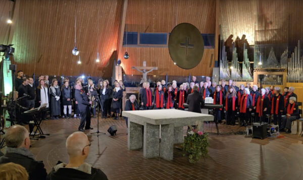 Solist Jürgen Lechner am Saxofon mit dem Blues "Trouble in Mind" Chor Battle mit the sweet60s und dem Münchener Chor Groove&Grace