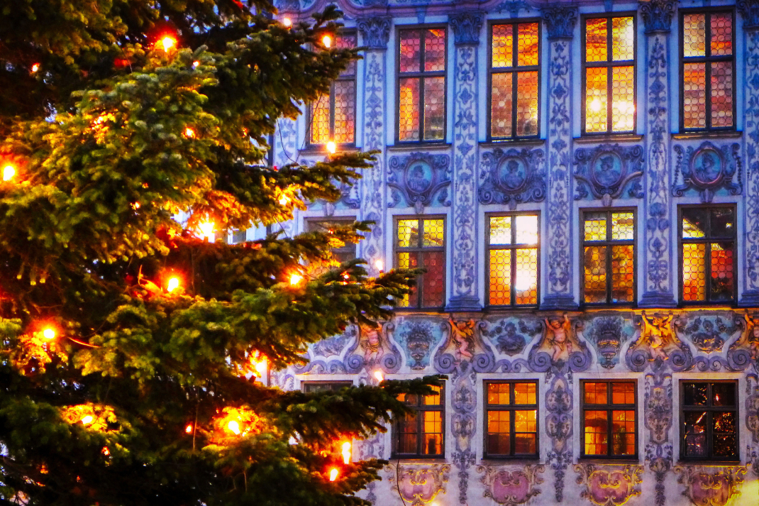 the sweet60s laden zu einem besinnlichen Adventskonzert mit Lesung in den Historischen Rathaussaal Landsberg ein.