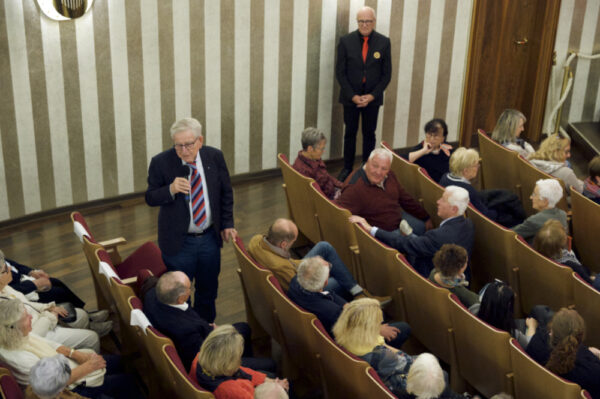 ... herzliche Begrüßung der Zuschauer durch den ehemaligen Präsidenten des Bayerischen Musikrats Dr. Thomas Goppel Gospelkonzert mit dem Landsberger Gospelchor the sweet60s im Kurtheater Bad Wörishofen