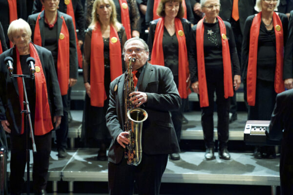 Jürgen Lechner mit Saxophon bei dem Blues "Trouble in Mind" Gospelkonzert mit dem Landsberger Gospelchor the sweet60s im Kurtheater Bad Wörishofen. Jürgen Lechner mit Saxophon bei dem Blues "Trouble in Mind"