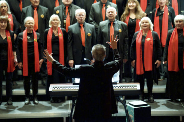 ... volle Konzentration! Gospelkonzert mit dem Landsberger Gospelchor the sweet60s im Kurtheater Bad Wörishofen