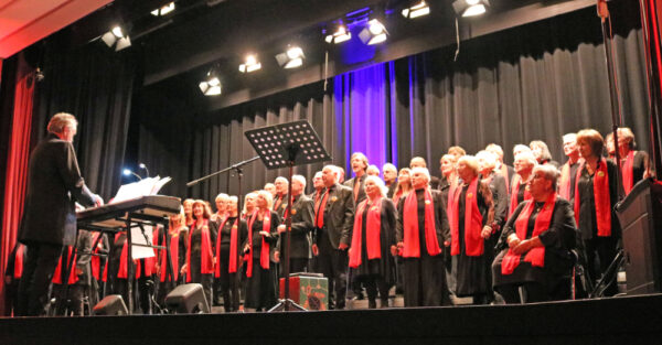 the sweet60s nehmen Aufstellung auf der Bühne des Kurtheaters Gospelkonzert mit dem Landsberger Gospelchor the sweet60s im Kurtheater Bad Wörishofen