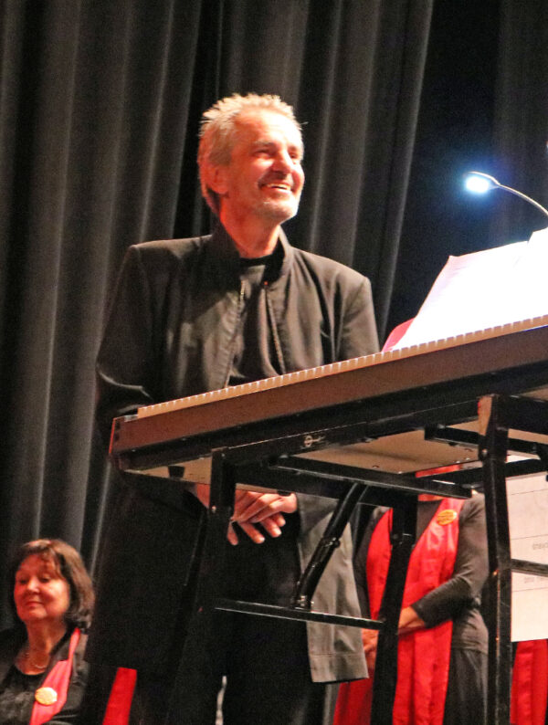 Chorleiter Michael Armann Gospelkonzert mit dem Landsberger Gospelchor the sweet60s im Kurtheater Bad Wörishofen