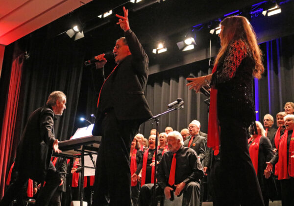 Oh Happy Day! Solistin Roswitha Grabner und Solist Jürgen Lechner Gospelkonzert mit dem Landsberger Gospelchor the sweet60s im Kurtheater Bad Wörishofen