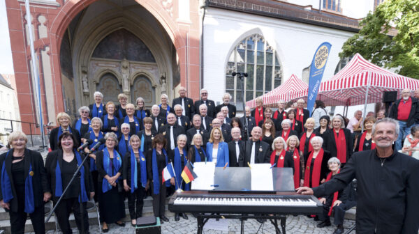 the sweet60s mit Oberbürgermeisterin Doris Baumgartl (M.) auf dem "Französischen Markt" Der Landsberger Gospelchor the sweet60s beleben mit einem Freundschaftskonzert auf dem Georg-Hellmeier-Platz die Städtepartnerschaft zwischen Landsberg und der südfranzösischen Küstenstadt Saint-Laurent-du-Var. the sweet60s mit Oberbürgermeisterin Doris Baumgartl (mi.)