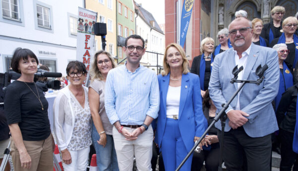 Mitglieder der zum 40-jährigen Jubiläum angereisten französischen Delegation aus Saint-Laurent-du-Var mit Oberbürgermeisterin Doris Baumgartl und Stadtrat Harry Reitmeir Der Landsberger Gospelchor the sweet60s beleben mit einem Freundschaftskonzert auf dem Georg-Hellmeier-Platz die Städtepartnerschaft zwischen Landsberg und der südfranzösischen Küstenstadt Saint-Laurent-du-Var. Mitglieder der zum 40-jährigen Jubiläum angereisten französischen Delegation aus Saint-Laurent-du-Var mit Oberbürgermeisterin Doris Baumgartl und Stadtrat Harry Reitmeir