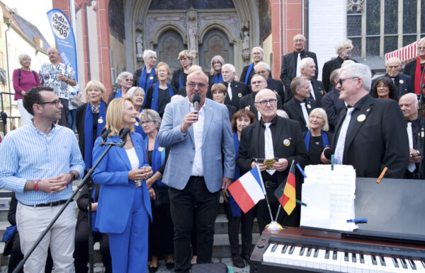 Als musikalische Botschafter On Tour: der Landsberger Gospelchor the sweet60s auf dem „Französischen Markt“. Stadtrats-Referent für Städtepartnerschaften Harry Reitmeir und Oberbürgermeisterin Doris Baumgartl loben das Engagement des Chors zur Belebung der Städtepartnerschaften und begrüßen gemeinsam mit dem Moderator des Chors Horst Steinberg (2.v.r.) und dem Initiator des Freundschaftskonzerts Chormitglied Wolfgang Schmitz (r.) den stellvertretenden Bürgermeister der französischen Partnerstadt Saint-Laurent-du-Var Thomas Berettoni (l.) Der Landsberger Gospelchor the sweet60s beleben mit einem Freundschaftskonzert auf dem Georg-Hellmeier-Platz die Städtepartnerschaft zwischen Landsberg und der südfranzösischen Küstenstadt Saint-Laurent-du-Var