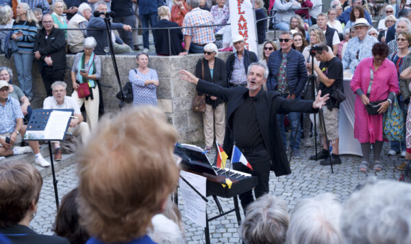 Chorleiter Armann genießt sichtlich den Moment Der Landsberger Gospelchor the sweet60s beleben mit einem Freundschaftskonzert auf dem Georg-Hellmeier-Platz die Städtepartnerschaft zwischen Landsberg und der südfranzösischen Küstenstadt Saint-Laurent-du-Var. Chorleiter Armann genießt sichtlich den Moment