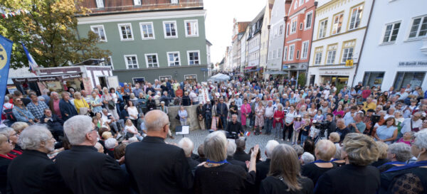 Überwältigende Zuschauerkulisse beim Freundschaftskonzert in der Landsberger Altstadt Überwältigende Zuschauerkulisse beim Freundschaftskonzert in der Landsberger Altstadt. Der Landsberger Gospelchor the sweet60s beleben mit einem Freundschaftskonzert auf dem Georg-Hellmeier-Platz die Städtepartnerschaft zwischen Landsberg und der südfranzösischen Küstenstadt Saint-Laurent-du-Var