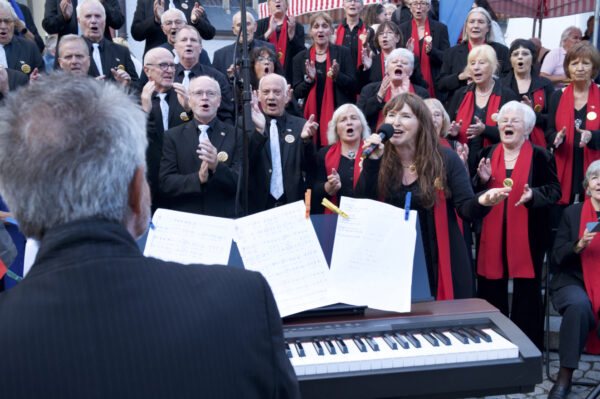 Sängerin Roswitha Grabner mobilisiert den gesamten Chor mit dem mitreißenden Gospelsong "Operator, Give me Jesus on the Line" nach dem Original von The Manhattan Transfer Der Landsberger Gospelchor the sweet60s beleben mit einem Freundschaftskonzert auf dem Georg-Hellmeier-Platz die Städtepartnerschaft zwischen Landsberg und der südfranzösischen Küstenstadt Saint-Laurent-du-Var. Sängerin Roswitha Grabner mobilisiert den gesamten Chor mit dem mitreißenden Song "Operator"