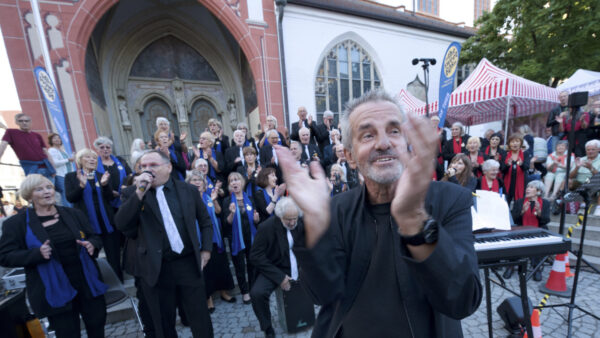 "Oh Happy Day" Chorleiter Michael Armann und die Solisten Roswitha Grabner (h.r.) und Jürgen Lechner (l.) legen los Der Landsberger Gospelchor the sweet60s beleben mit einem Freundschaftskonzert auf dem Georg-Hellmeier-Platz die Städtepartnerschaft zwischen Landsberg und der südfranzösischen Küstenstadt Saint-Laurent-du-Var. "Oh Happy Day" Chorleiter Michael Armann, Solisten Roswitha Grabner (hi.re.) und Jürgen Lechner (li.) legen los