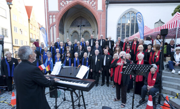 Die Solistin Angelika Walter-Forster bezaubert das Publikum mit dem Weltklassiker "Amazing Grace" – dem Anlass entsprechend auf Französisch. Die Solistin Angelika Walter-Forster bezauberte das Publikum mit dem Weltklassiker „Amazing Grace“ – dem Anlass entsprechend auf Französisch.