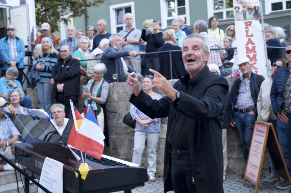 Symbol deutsch-französischer Freundschaft: Wimpel mit den Nationalfarben der beiden Länder Solistin Angelika Forster-Walter bezaubert mit dem Weltklassiker Amazing Grace zum Anlass passend auf französisch. Der Landsberger Gospelchor the sweet60s beleben mit einem Freundschaftskonzert auf dem Georg-Hellmeier-Platz die Städtepartnerschaft zwischen Landsberg und der südfranzösischen Küstenstadt Saint-Laurent-du-Var