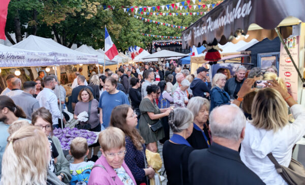 Auf dem "Französischen Markt" herrscht großer Andrang bei den zahlreichen Ständen mit all den kulinarischen ... Der Landsberger Gospelchor the sweet60s beleben mit einem Freundschaftskonzert auf dem Georg-Hellmeier-Platz die Städtepartnerschaft zwischen Landsberg und der südfranzösischen Küstenstadt Saint-Laurent-du-Var