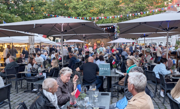 Gemütlich ausklingender Abend mit dem Auftritt der Band Franco Phonix Der Landsberger Gospelchor the sweet60s beleben mit einem Freundschaftskonzert auf dem Georg-Hellmeier-Platz die Städtepartnerschaft zwischen Landsberg und der südfranzösischen Küstenstadt Saint-Laurent-du-Var. Gemütlich ausklingender Abend mit dem Auftritt der Band Franco Phonix
